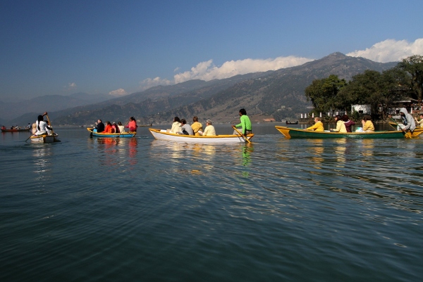 6_Nepal_with_Swamiji_2011_Fewa_lake_Pokhara_1_Foto_Kailash_600