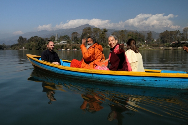 7_Nepal_with_Swamiji_2011_Fewa_lake_Pokhara_2_Foto_Kailash_600