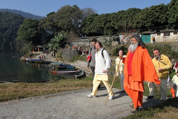 8_Nepal_with_Swamiji_2011_A_walk_in_Pokhara_1_Foto_Kailash_600
