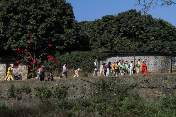9_Nepal_with_Swamiji_2011_A_walk_in_Pokhara_2_Foto_Kailash_600