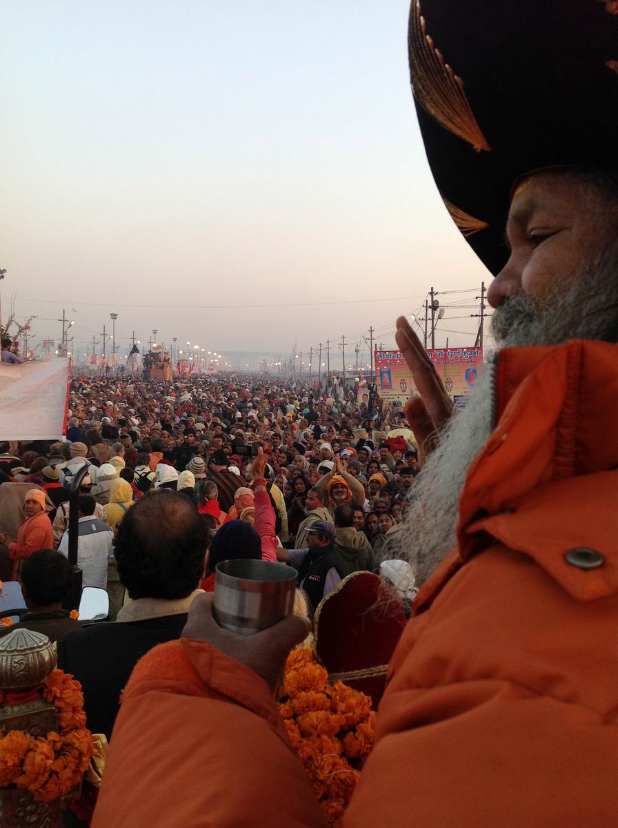 16 During Mauni Amavasya Shesh Snan. Millions watch as H.H Swamiji passes by, blessing all 16 During Mauni Amavasya Shesh Snan. Millions watch as H.H Swamiji passes by, blessing all