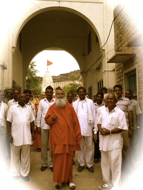Vishwaguruji with Bhaktas at the entrance to the Ashram
