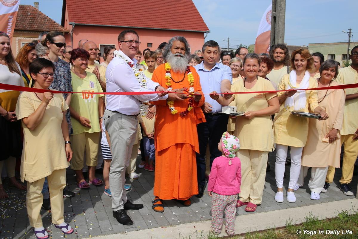 1img 1943 72dpi 1200 wm