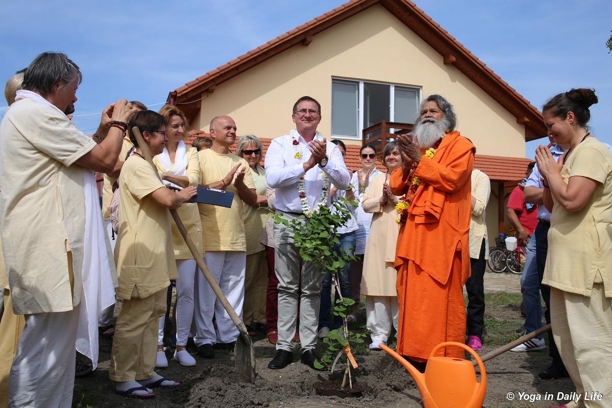 8img 1966 72dpi 1200 wm