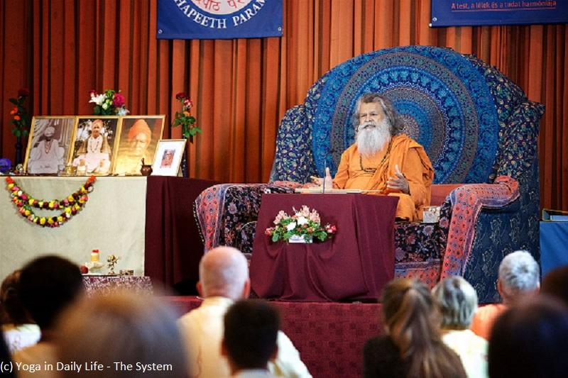 Photo – Swamiji in the hall summer seminar vep 2018 1a
