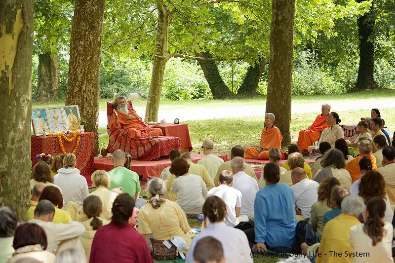 Photo – Swamiji with group on the meadow summer seminar vep 2018 3