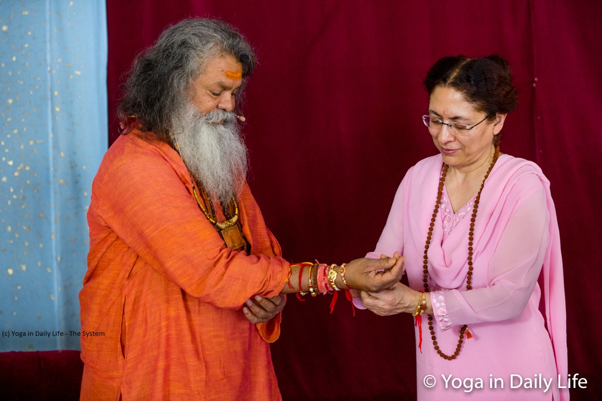 H.E. Mrs Narinder ChauhanAmbassador of the Republic of India to the Czech Republic, ties a raki on Vishwaguruji