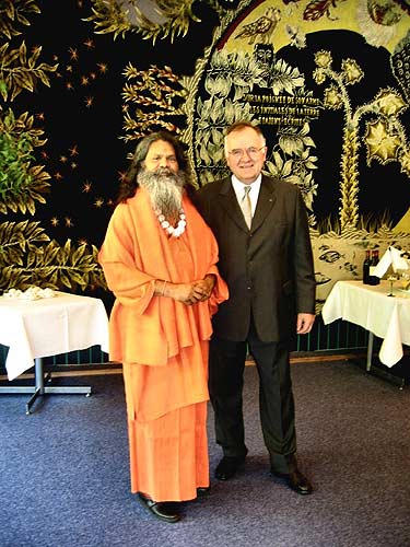 Swamiji with Secretary General, Mr. Walther Schwimmer Swamiji with Secretary General, Mr. Walther Schwimmer