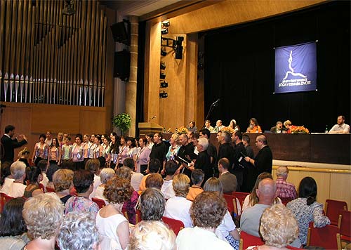 Paramhans Swami Maheshwarananda at the speaker's podium Paramhans Swami Maheshwarananda at the speaker's podium
