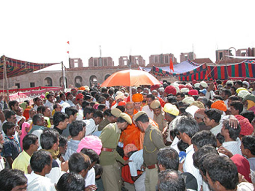 A mass of people rushed to greet and honour Swamiji as the successor A mass of people rushed to greet and honour Swamiji as the successor