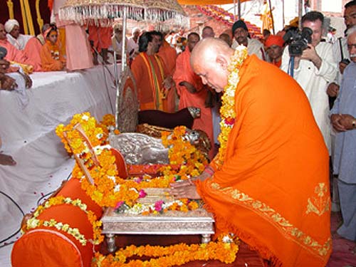 Swamiji is greeting the sandals (holy feet) of Holy Guruji Swamiji is greeting the sandals (holy feet) of Holy Guruji