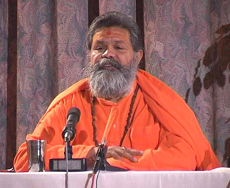 Mahamandaleshwar Paramhans Swami Maheshwarananda at his lecture 4