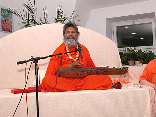 Swamiji was presented with a 200 year old Croatian musical instrument named Citra, which quite a bit resembles the Indian Sitar Swamiji was presented with a 200 year old Croatian musical instrument named Citra, which quite a bit resembles the Indian Sitar