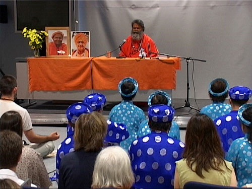 Swamiji guides the Self-Inquiry meditation for visitors Swamiji guides the Self-Inquiry meditation for visitors