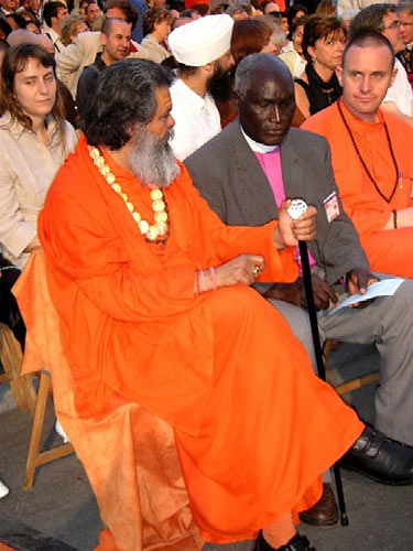 Swamiji with Bishop McLeod Baker Ochola from Uganda, who received the \'Paul Carus Award\' for Outstanding Contributions to the Interreligious Movement Swamiji with Bishop McLeod Baker Ochola from Uganda, who received the \'Paul Carus Award\' for Outstanding Contributions to the Interreligious Movement
