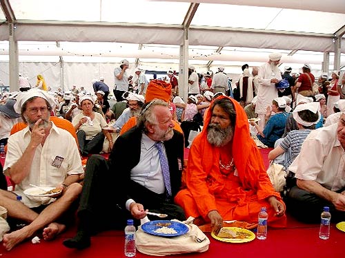 Swamiji and Rabbi Soetendorp at the Sikh langar Swamiji and Rabbi Soetendorp at the Sikh langar