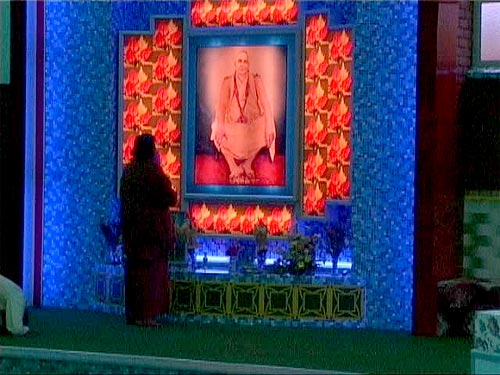 Swamiji greets the altar Swamiji greets the altar