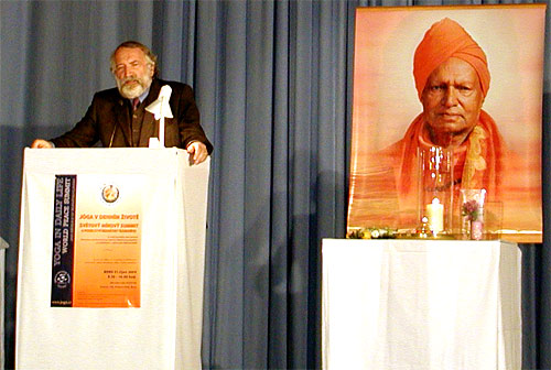 Rabbi Awraham Soetendorp reads the Statement of Resolution Rabbi Awraham Soetendorp reads the Statement of Resolution