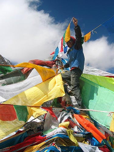 Setting prayer-flags on the Doelma Lathe pass, the highest point of the kora, altitude 5600 m, in the name of \'Yoga in Daily Life\' Setting prayer-flags on the Doelma Lathe pass, the highest point of the kora, altitude 5600 m, in the name of \'Yoga in Daily Life\'
