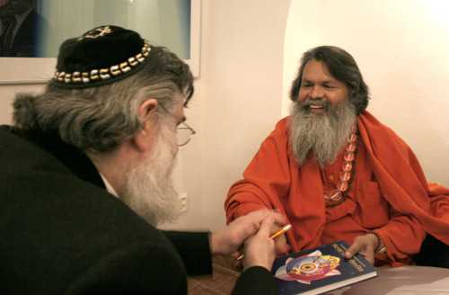 Rabbi Michael Duschinsky receiving an autographed book from Swamiji Rabbi Michael Duschinsky receiving an autographed book from Swamiji