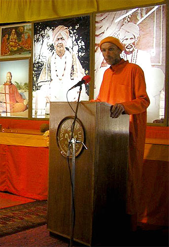 Swami Yogesh Puriji spoke about the need for chemical-free farming and the benefits of organic farming Swami Yogesh Puriji spoke about the need for chemical-free farming and the benefits of organic farming