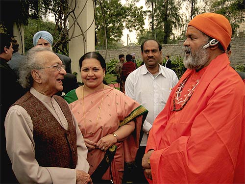 His Holiness Swamiji with famous sitar musician Ravi Shankar and his wife His Holiness Swamiji with famous sitar musician Ravi Shankar and his wife