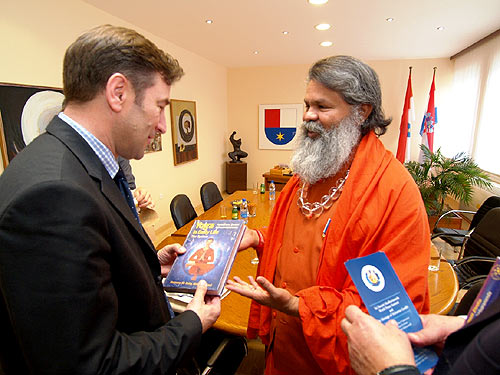 His Holiness Swamiji with the Governor of Medjimurje Cunty, Mr. Josip Posavec His Holiness Swamiji with the Governor of Medjimurje Cunty, Mr. Josip Posavec