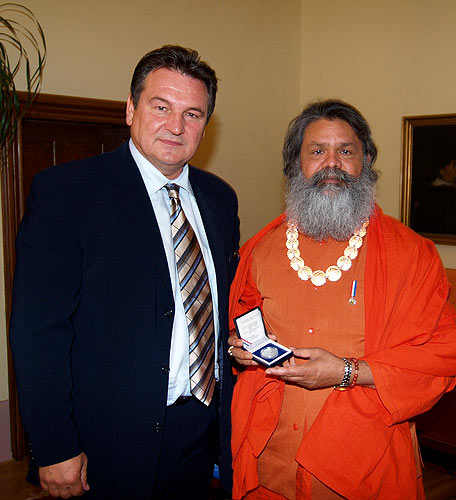 His Holiness Swamiji with the Governor of Varazdin County, Mr. Radimir Cacic His Holiness Swamiji with the Governor of Varazdin County, Mr. Radimir Cacic