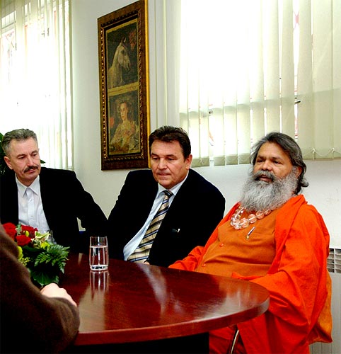 His Holiness Swamiji with the director of Varazdin TV station and the Governor of Varazdin County, Mr. Radimir Cacic His Holiness Swamiji with the director of Varazdin TV station and the Governor of Varazdin County, Mr. Radimir Cacic