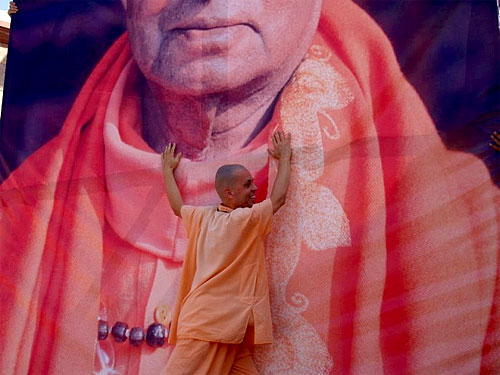 Swami Gajanandji 'supports' Holy Guruji Swami Gajanandji 'supports' Holy Guruji