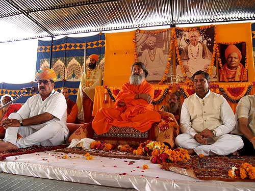 His Holiness Swamiji with the King of Jodphur, Maharaj Shri Gaj Singhji and the Rajasthan Minister of Education, Shri Ghyan Shyam Tewari during Satsang His Holiness Swamiji with the King of Jodphur, Maharaj Shri Gaj Singhji and the Rajasthan Minister of Education, Shri Ghyan Shyam Tewari during Satsang