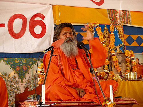 His Holiness Vishwaguru Mahamandaleshwar Paramhans Swami Maheshwarananda speaks at the Conference His Holiness Vishwaguru Mahamandaleshwar Paramhans Swami Maheshwarananda speaks at the Conference