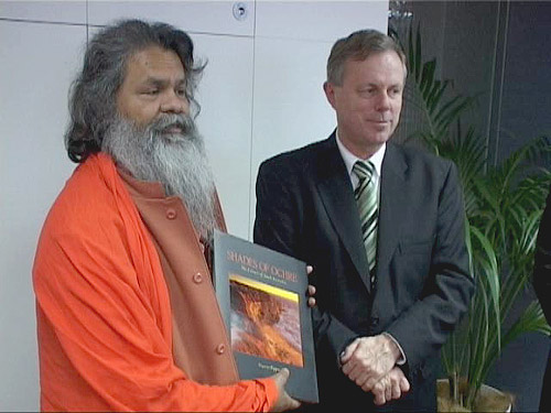 His Holiness Swamiji meets Premier of South Australia Mike Rann') His Holiness Swamiji meets Premier of South Australia Mike Rann