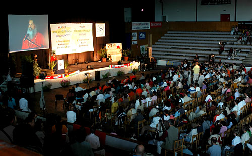 His Holiness Swamiji speaks to the audience His Holiness Swamiji speaks to the audience