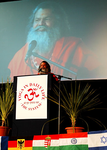 His Holiness Swamiji speaks to the audience His Holiness Swamiji speaks to the audience
