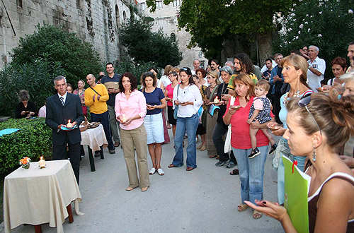 Split peace-prayer loaction was the peace-tree near was planted in May 2006 by His Holiness Mahamandaleshwar Paramhans Swami Maheshwarananda Split peace-prayer loaction was the peace-tree near was planted in May 2006 by His Holiness Mahamandaleshwar Paramhans Swami Maheshwarananda