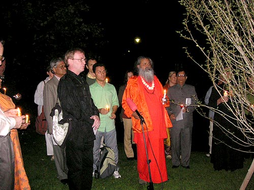 His Holiness Mahamandaleshwar Paramhans Swami Maheshwarananda and Father Elmar, Parish Priest of Kaisermühlen His Holiness Mahamandaleshwar Paramhans Swami Maheshwarananda and Father Elmar, Parish Priest of Kaisermühlen