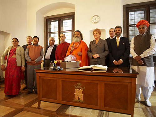 His Holiness Vishvaguru Mahamandaleshwar Paramhans Swami Maheshwarananda with main guests of the Summit in Ljubljana Town Hall, with Mayoress Mrs. Danica Simsic His Holiness Vishvaguru Mahamandaleshwar Paramhans Swami Maheshwarananda with main guests of the Summit in Ljubljana Town Hall, with Mayoress Mrs. Danica Simsic