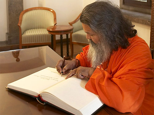 His Holiness Vishvaguru Mahamandaleshwar Paramhans Swami Maheshwarananda signed Ljubljana's Golden Book of prominent visitors His Holiness Vishvaguru Mahamandaleshwar Paramhans Swami Maheshwarananda signed Ljubljana's Golden Book of prominent visitors