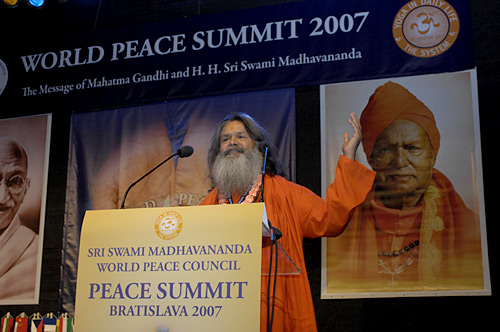 His Holiness Vishwaguru Paramhans Swami Maheshwaranandaji addresses the World Peace Summit 2007 His Holiness Vishwaguru Paramhans Swami Maheshwaranandaji addresses the World Peace Summit 2007