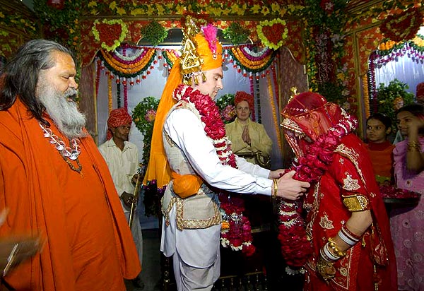 Vedic Marriage at the Vishwa Deep Gurukul Vedic Marriage at the Vishwa Deep Gurukul
