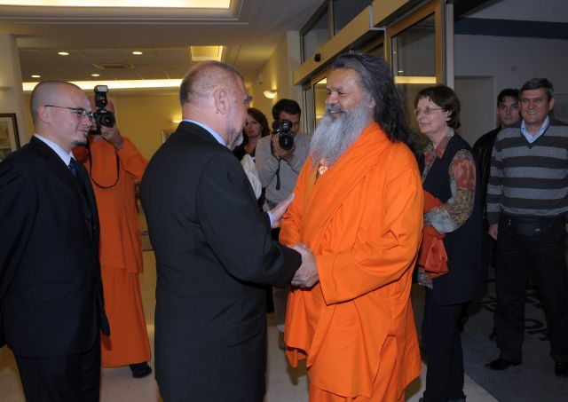 His Holiness Swamiji with the President of Croatia, Mr. Stjepan Mesic His Holiness Swamiji with the President of Croatia, Mr. Stjepan Mesic
