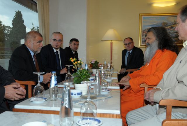 His Holiness Swamiji with the President of Croatia, Mr. Stjepan Mesic His Holiness Swamiji with the President of Croatia, Mr. Stjepan Mesic