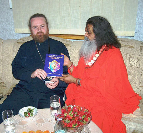His Holiness Swamiji with His Eminency Ioann, Archbishop of Cherkassy-Odessa His Holiness Swamiji with His Eminency Ioann, Archbishop of Cherkassy-Odessa